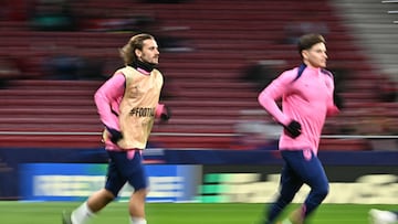 Atletico Madrid's French forward #07 Antoine Griezmann and Atletico Madrid's Argentine forward #19 Julian Alvarez (R) warm up before the UEFA Champions League, league phase football match between Club Atletico de Madrid and Slovan Bratislava at the Metropolitano stadium in Madrid on December 11, 2024. (Photo by JAVIER SORIANO / AFP)