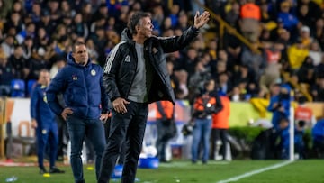 AME4444. MONTERREY (MÉXICO), 14/12/2023.- El entrenador Dante Siboldi de Tigres UANL dirige hoy a sus jugadores contra el América, durante la ida de la final del Torneo Apertura 2023 de la Liga MX, en el Estadio Universitario de Monterrey (México). EFE/Miguel Sierra