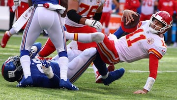 EAST RUTHERFORD, NJ - NOVEMBER 19: Alex Smith #11 of the Kansas City Chiefs is tackled by B.J. Goodson #93 of the New York Giants during their game at MetLife Stadium on November 19, 2017 in East Rutherford, New Jersey.   Al Bello/Getty Images/AFP
 == FOR NEWSPAPERS, INTERNET, TELCOS &amp; TELEVISION USE ONLY ==