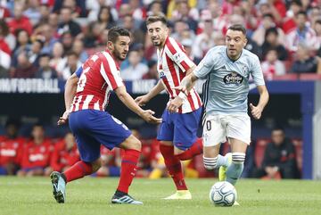 El jugador del Celta de Vigo, Iaogo Aspas, trata de llevarse el balón ante los jugadores del Atlético, Koke y Herrera. 
 


