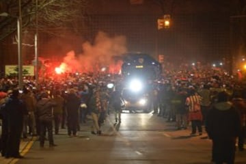 Aficionados por los alrededores de San Mamés antes de comenzar el encuentro esperando la llegada del autocar de los jugadores del Athletic.