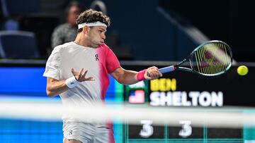 El tenista estadounidense Ben Shelton devuelve una bola durante su partido ante Taro Daniel en el Torneo de Tokio.