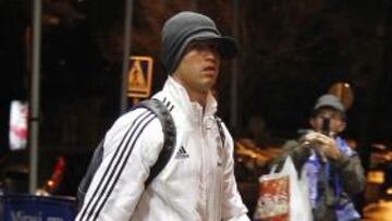 <b>PRECAUCIÓN. </b>Cristiano llegó al hotel de concentración así de abrigado al sufrir una amigdalitis febril.