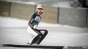 Anze Lanisek celebra uno de sus saltos en la Copa del Mundo.