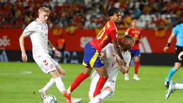Lamine sufre una dura entrada durante el España-Dinamarca.
