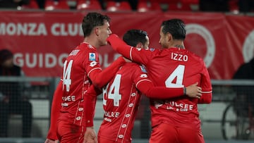 Patrick Ciurria celebra con Daniel Maldini y Armando Izzo