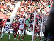 Juanpa busca el balón tras un saque de esquina en el choque ante el Valladolid.