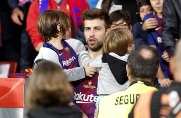 Gerard Piqué con sus hijos.