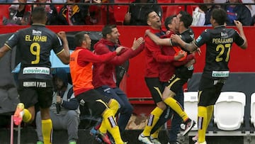 El Granada golea en Nervión y logra la salvación matemática