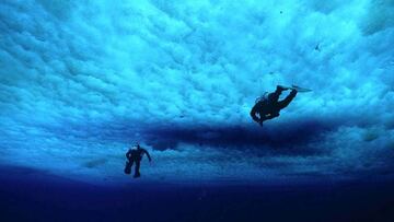 El buceo bajo el hielo se puede hacer en un lago en Los Pirineos.