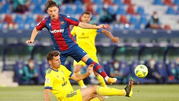 GRAFCVA5221. VALENCIA, 21/05/2021.- El centrocampista macedonio del Levante UD, Enis Bardhi, disputa un balón ante el defensa del Cádiz CF, Pedro Alcalá, durante el partido correspondiente a la 38ª y última jornada de la L