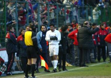 Figo vio roja directa en la victoria del Osasuna por 1-0 en El Sadar. 