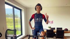 Egan Bernal empieza a hacer rodillo despu&eacute;s de su grave accidente.