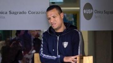Luis Fabiano abandonó la clínica con gesto serio.