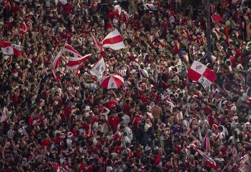 Los aficionados de River celebran el triunfo de su equipo en la Final de la Copa Libertadores ante Boca en la Plaza del Obelisco.