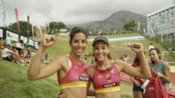 Paula Soria y &Aacute;ngela Lobato celebran el t&iacute;tulo de campeonas de Espa&ntilde;a de Voley Playa.