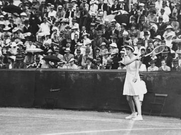 Ha conseguido proclamarse 3 veces Campeona del Open de Australia en 1933, 1934, 1936