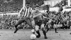 El atl&eacute;tico Miguel Jones (i), contra Osasuna en el Metropolitano.