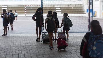 Varios niños llegan por el patio al colegio Ábaco de Madrid el primer día de curso escolar, a 6 de septiembre de 2023, en Madrid (España). La Comunidad de Madrid comienza hoy el curso escolar 2023/2024 con 2.000 profesores más que el curso pasado, hasta llegar a los 63.041, así como con récord de alumnos de 0 a 3 años y de Formación Profesional. A esta cifra de profesores en colegios públicos se suman otros 25.653 docentes de colegios concertados, aumentando el número total de profesores en centros sostenidos con fondos públicos a los 88.694. Por otro lado, durante este nuevo curso las clases se inician con 1.261.750 alumnos, un 1,2% más que el curso anterior, de los cuales 684.627 acuden a centros públicos, que registran el mayor incremento.
06 SEPTIEMBRE 2023;CURSO ESCOLAR;CURSO
Gustavo Valiente / Europa Press
06/09/2023