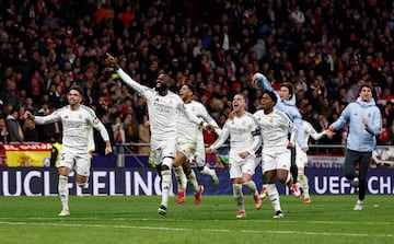 Los jugadores del Real Madrid celebran el pase a los cuartos de final de la Champions League, despus de vencer al Atltico de Madrid en los penaltis.
