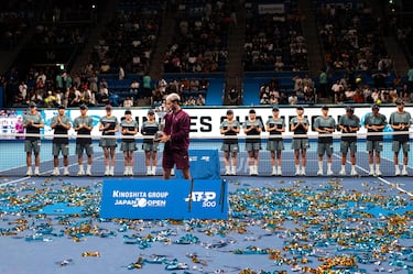 Carlos Alcaraz con el trofeo conseguido en Tokio. 