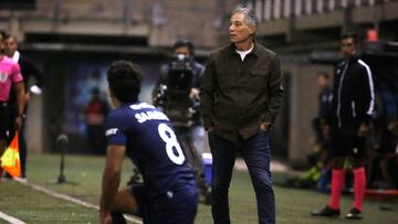 El entrenador de Universidad Católica, Ariel Holan, es fotografiado durante el partido de Copa Chile contra Deportes Colina disputado en el estadio Bicentenario de la Florida en Santiago, Chile.