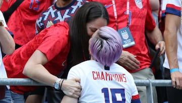 La capitana de Estados Unidos, Megan Rapinoe, llev&oacute; su felicidad a las gradas, en donde se encontraba su novia, Sue Bird, con quien festej&oacute; de manera especial.