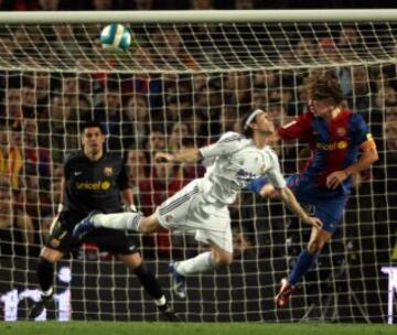 Partido del 10 de marzo de 2007 entre el Barcelona y el Real Madrid. Van Nistelrooy (2 goles) y Sergio Ramos (1 gol) fueron los protagonistas del empate a tres en el Camp Nou. En la imagen, Sergio Ramos marca el 3-3.