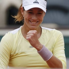 Muguruza, arropada por su familia, frente a la 108