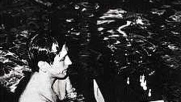 ÉL ES ESPECIAL. Fischer seguía jugando al ajedrez incluso estando a remojo en la piscina.