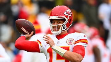 PITTSBURGH, PENNSYLVANIA - DECEMBER 25: Patrick Mahomes #15 of the Kansas City Chiefs warms up prior to the game against the Pittsburgh Steelers at Acrisure Stadium on December 25, 2024 in Pittsburgh, Pennsylvania. Joe Sargent/Getty Images/AFP (Photo by Joe Sargent / GETTY IMAGES NORTH AMERICA / Getty Images via AFP)