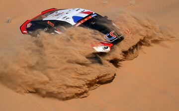 El piloto francés Mathieu Serradori y su copiloto francés Loic Minaudier compiten durante la etapa de hoy.