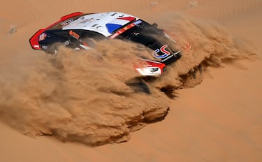 El piloto francés Mathieu Serradori y su copiloto francés Loic Minaudier compiten durante la etapa de hoy.
