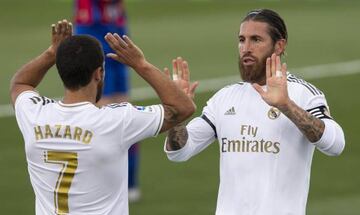 Ramos felicita a Hazard por su asistencia en el 2-0 al Eibar.