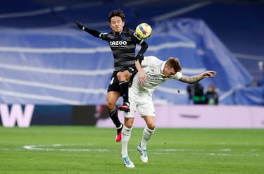 Take Kubo y Kroos luchan por un balón.