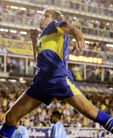 El goleador más importante de la historia del club. Su despedida en la cancha de Boca es uno de los momentos más importantes de los últimos años. La bandera de los hinchas tachando los goles que le faltaban para ser el máximo artillero quedará en la historia. El ‘aplaudan, aplaudan, no dejen de aplaudir, los goles de Palermo que ya van a venir’ sigue rugiendo en las tribunas. Llegó para hacer goles y ser campeón, se fue como un bostero más.