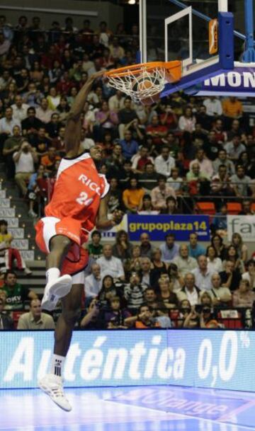 En 2008, cuando jugaba en el Manresa, participó en el concurso de mates de la ACB. Ganó.