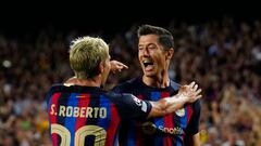 BARCELONA, 07/09/2022.- El delantero polaco del FC Barcelona Robert Lewandowski (d) celebra con su compañero Sergi Roberto (i) tras marcar el 0-2 ante el Viktoria Pilsen durante el partido correspondiente al grupo B de la Liga de Campeones de la UEFA, este miércoles en el estadio Spotify Camp Nou de Barcelona. EFE/ Enric Fontcuberta
