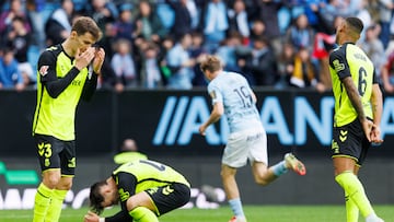 Los jugadores del Betis, ante el Celta.