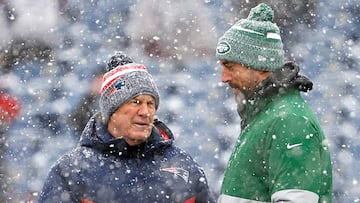 FOXBOROUGH, MASSACHUSETTS - JANUARY 07: New England Patriots head coach Bill Belichick and Aaron Rodgers #8 of the New York Jets speak before a game at Gillette Stadium on January 07, 2024 in Foxborough, Massachusetts.   Winslow Townson/Getty Images/AFP (Photo by Winslow Townson / GETTY IMAGES NORTH AMERICA / Getty Images via AFP)