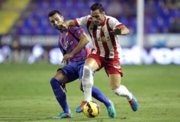 El defensa del Almeria Angel Trujillo, disputa un balón con el delantero del Levante UD David Barral.