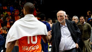 Juan Roig se retira cariacontecido tras la derrota del Valencia ante el Asvel.