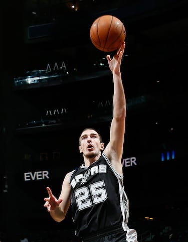 Fue uno de los muchos europeos que estuvo a las órdenes de Gregg Popovich en San Antonio Spurs. Con ellos disputó las Finales de 2013 (apenas cuatro minutos en total), pero fue traspasado antes de las de 2014, en las que los texanos conquistaron el quinto anillo de su particular dinastía, liderada por Tim Duncan, Tony Parker y Manu Ginóbili. Pasó por el Cholet francés y por el Valencia antes de la NBA y en su regreso se convirtió en uno de los mejores jugadores del continente. Tras estar en el CSKA, pertenece hoy día a la plantilla del Fenerbahçe. Fue campeón de la Eurocup en 2010 con el Valencia y ha conquistado en dos ocasiones la Euroliga con el CSKA, en 2016 y 2019.