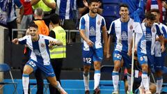 GRAF2628. CORNELLA DE LLOBREGAT (BARCELONA), 25/09/2018.- El defensa del RCD Espanyol Mario Hermoso (i) celebra el primer gol de su equipo ante el Eibar en partido de la sexta jornada de liga que se disputa en el RCDE Stadium. EFE/ Enric Fontcuberta.