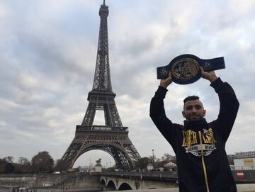Juli Giner posa con la Torre Eiffel y su cinturón de Campeón de Europa tras ganarlo en 2015.