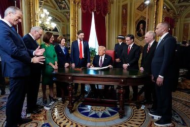 El recién juramentado presidente Donald Trump participa en una ceremonia de firma en la Sala Presidencial tras la 60.ª ceremonia inaugural, celebrada el 20 de enero de 2025 en el Capitolio de los Estados Unidos en Washington, D.C. Trump se convirtió en el 47.º presidente de Estados Unidos en una inusual ceremonia de investidura en interiores. 