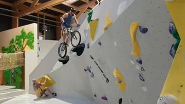 Andrei Burton escalando con su bici en un roc&oacute;dromo de Stuntwerk Rosenheim (Alemania), en mayo del 2023. 