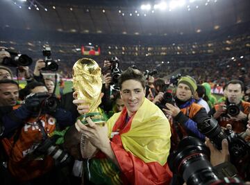 Fernando Torres formó parte de la época más gloriosa de la selección española. Después de la Eurocopa de 2008, España asumía el reto de los retos: el Mundial. También él, presente en la convocatoria de Vicente 
del Bosque para aquella cita, que concluyó con el título en sus manos, 
en la final contra Holanda. 
