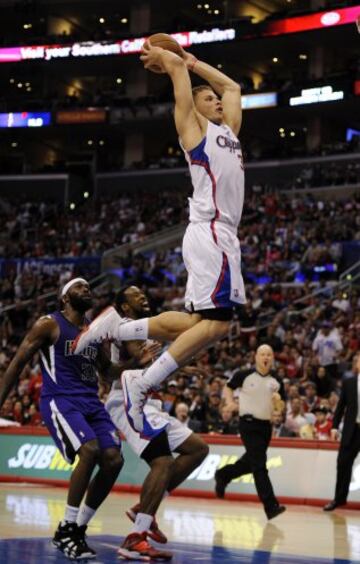 Blake Griffin (32) se lanza a machacar el aro.