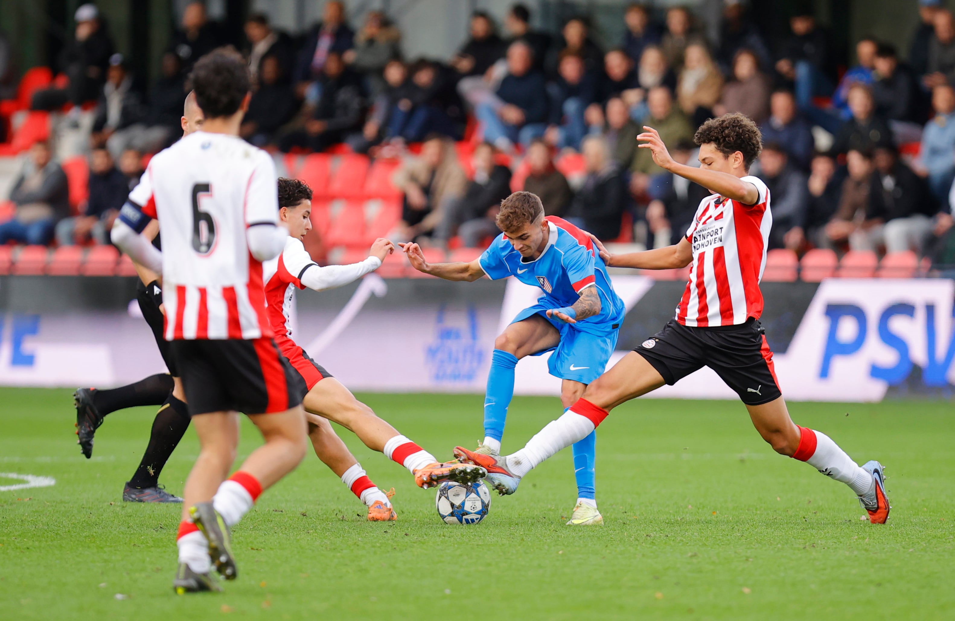 El Atlético se deshace en Eindhoven y se complica el Top-6